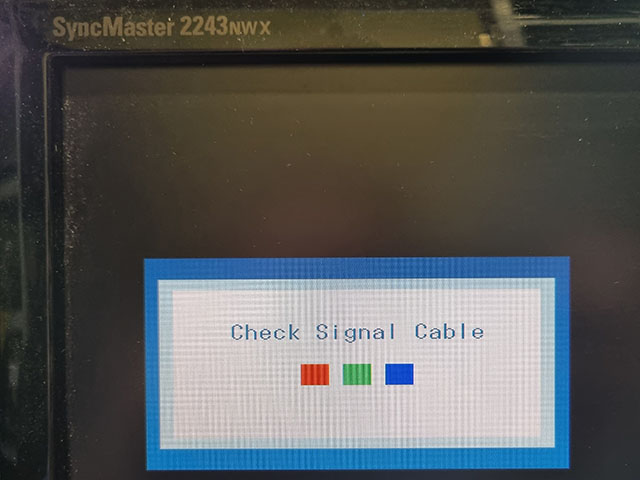 табличка с надписью check signal cable на экране монитора samsung syncmaster 2243nwx